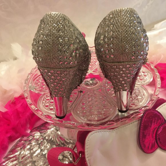 Gorgeous vinatge shoes covered in crystals with hello kitty details! - Picture 7 of 9